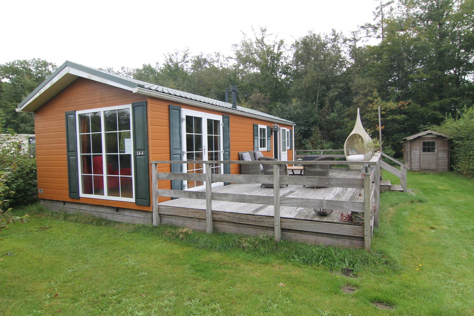 Vrije standplaats met chalet te koop op Camping de Wigwam in Oudemirdum